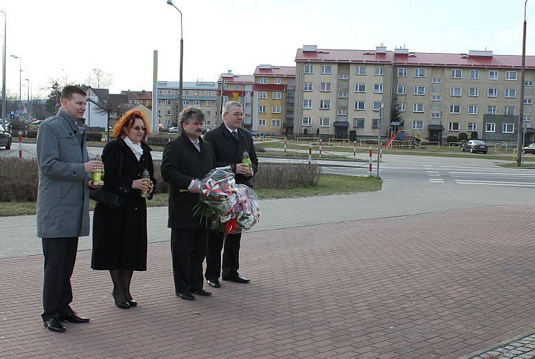 Kwiaty i znicze w 2. rocznicę katastrofy