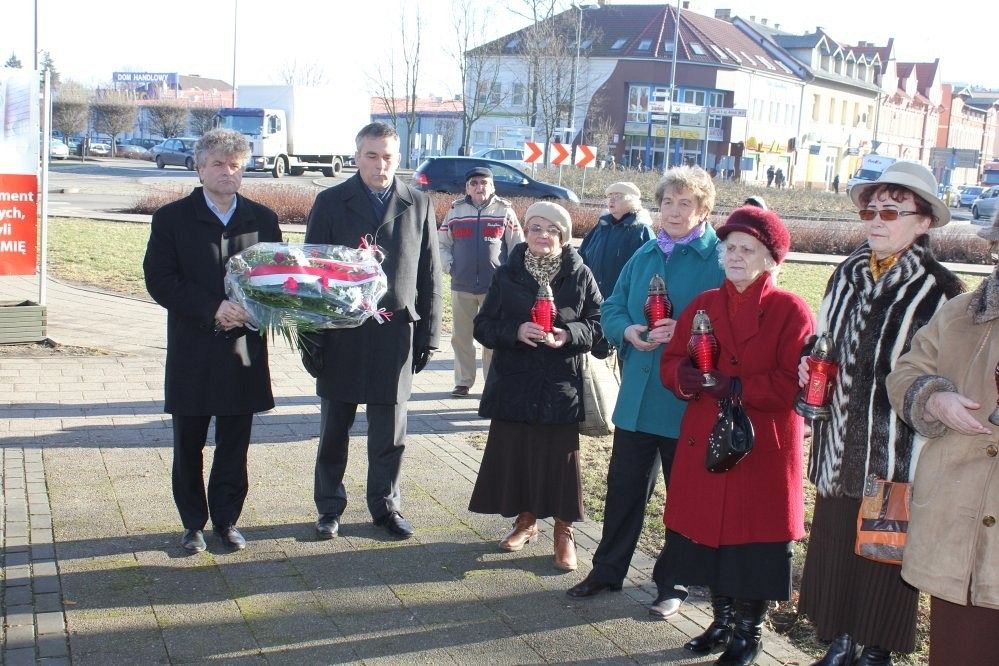 Znicze i kwiaty dla Sybiraków