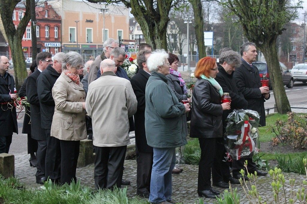 Kwiaty pod tablicą upamiętniającą ofiary