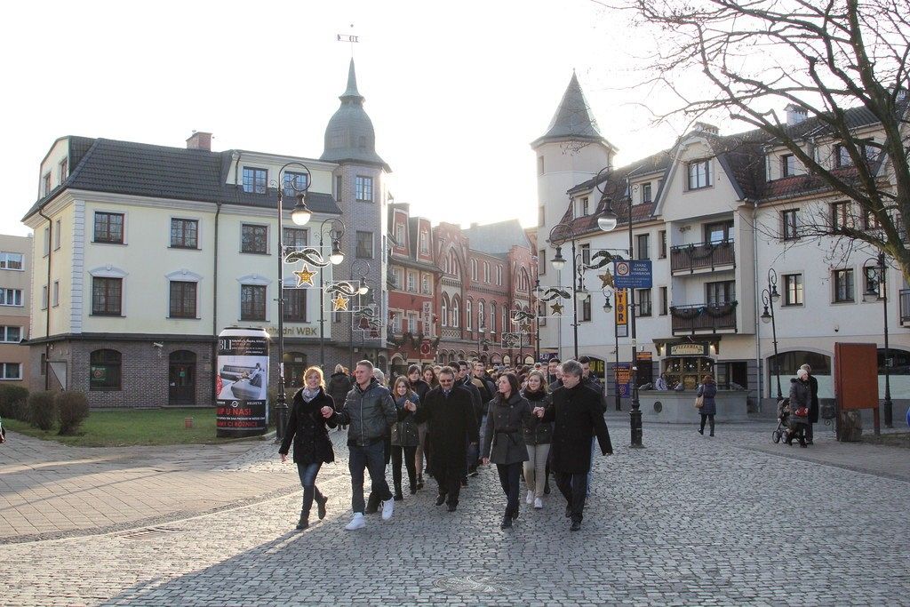 Maturzyści tańczyli poloneza na Placu Pokoju