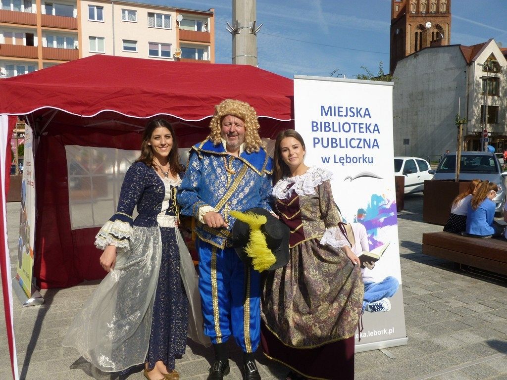 Wspólne czytanie "Lalki" na Placu Pokoju