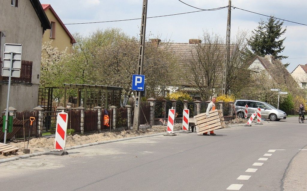 Trwa budowa chodnika i parkingu przy ks. Gracza
