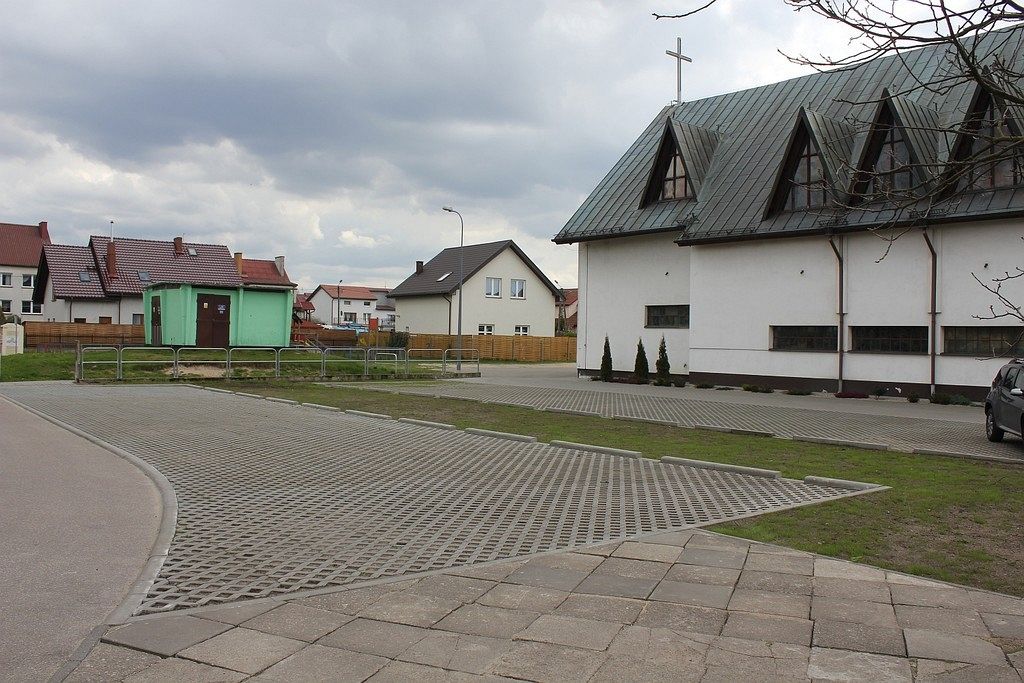 Nowe parkingi i chodnik przy kościele pw.