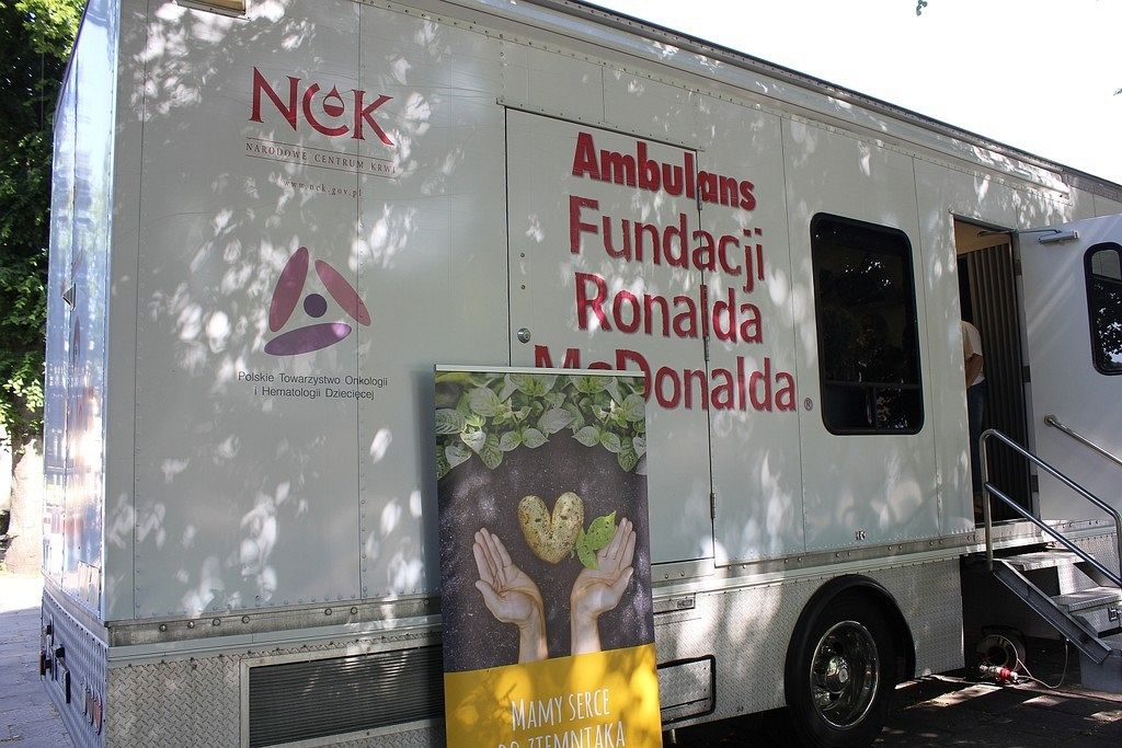Ambulans Fundacji Ronalda McDonalda na placu