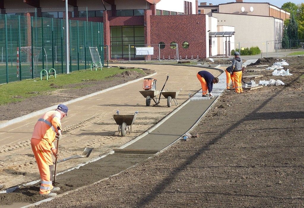 Ciężki sprzęt na boisku. Kompleks sportowy w