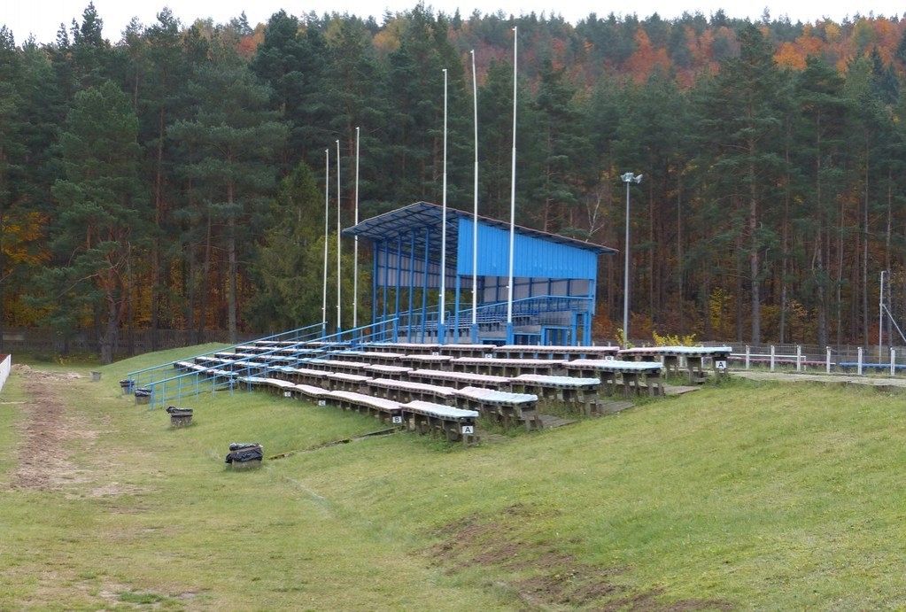 Trybuna z zapleczem na stadionie. Miasto