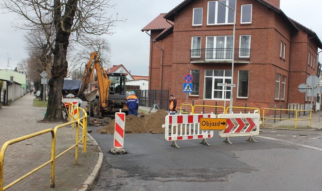 Remont ulicy Mostnika. Nowy asflalt i studzienki