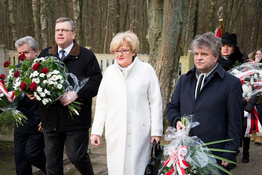 Ambasador Łotwy z wizytą na cmentarzu w Krępie
