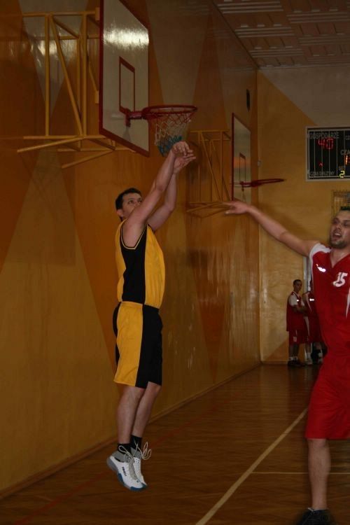 Amatorzy z pucharami burmistrza