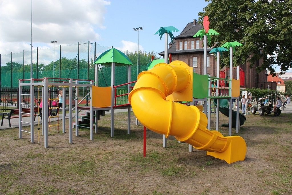 „Pod papugami”. Nowy plac zabaw przy ul. Staszica