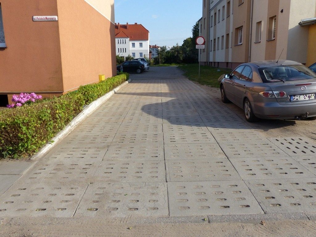 Utwardzone wjazdy na podwórka przy 1 Maja,