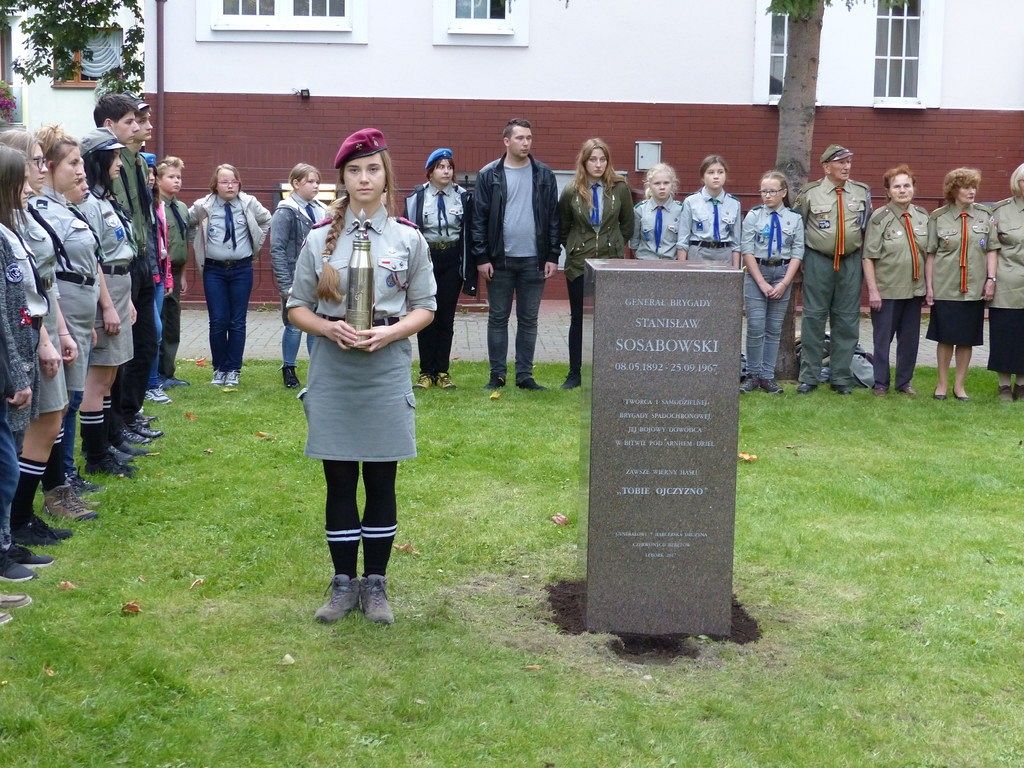 Wmurowali urnę z ziemią pod budowanym pomnikiem