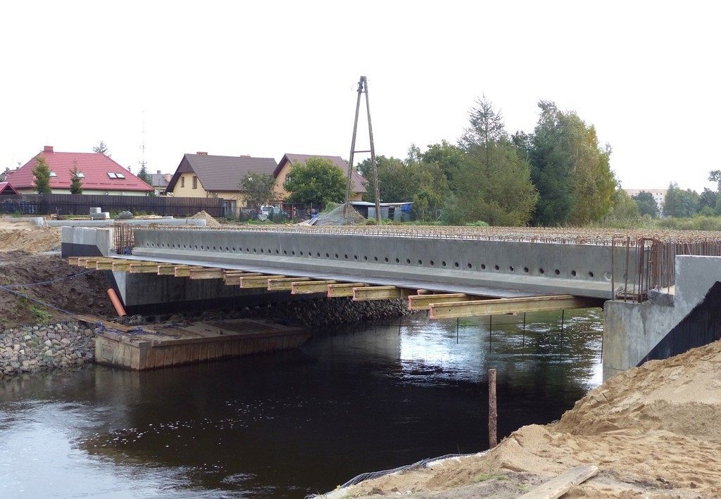 Most na Weterynaryjnej. Betonowe przęsło połączyło
