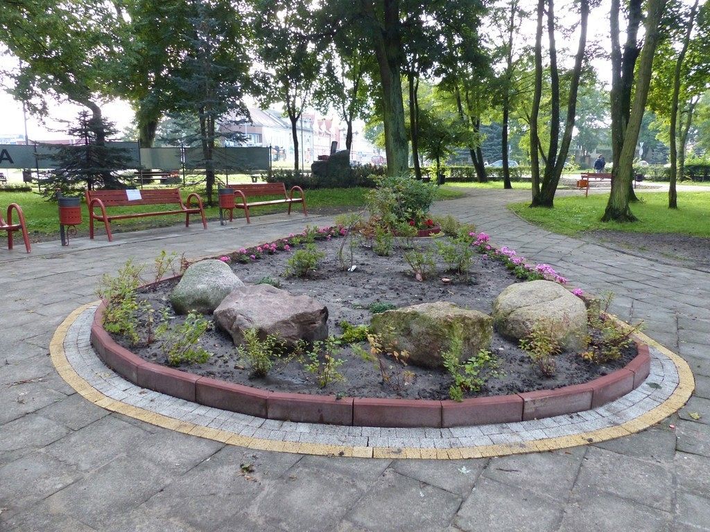Nowy klomb, ławki i kosze w Parku im. Michalskiego
