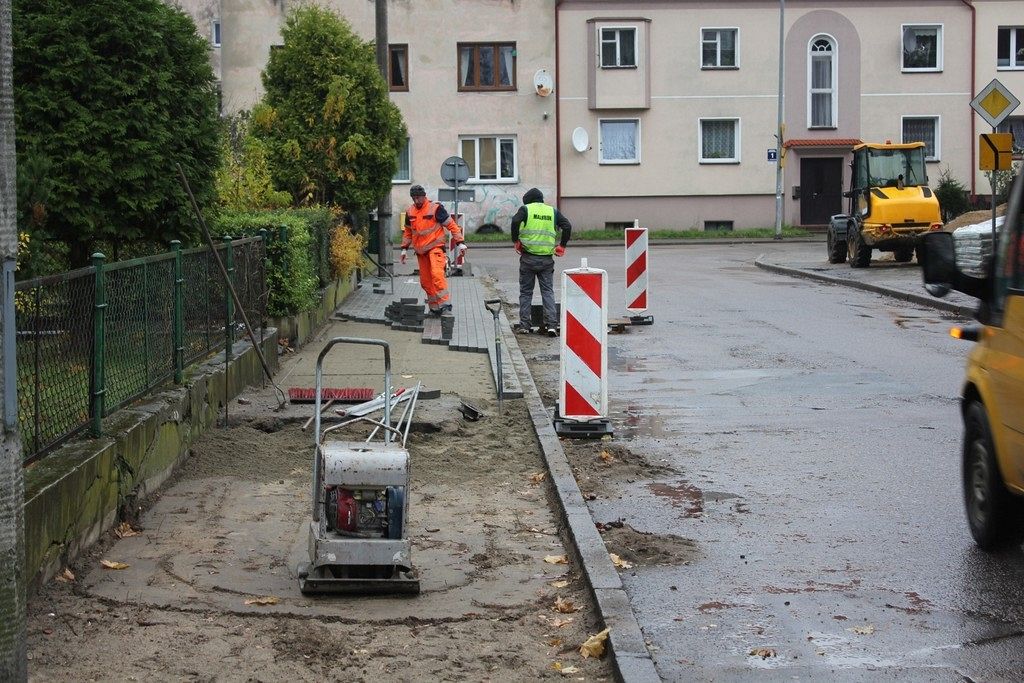 Nowy chodnik i zatoczka postojowa na ulicy