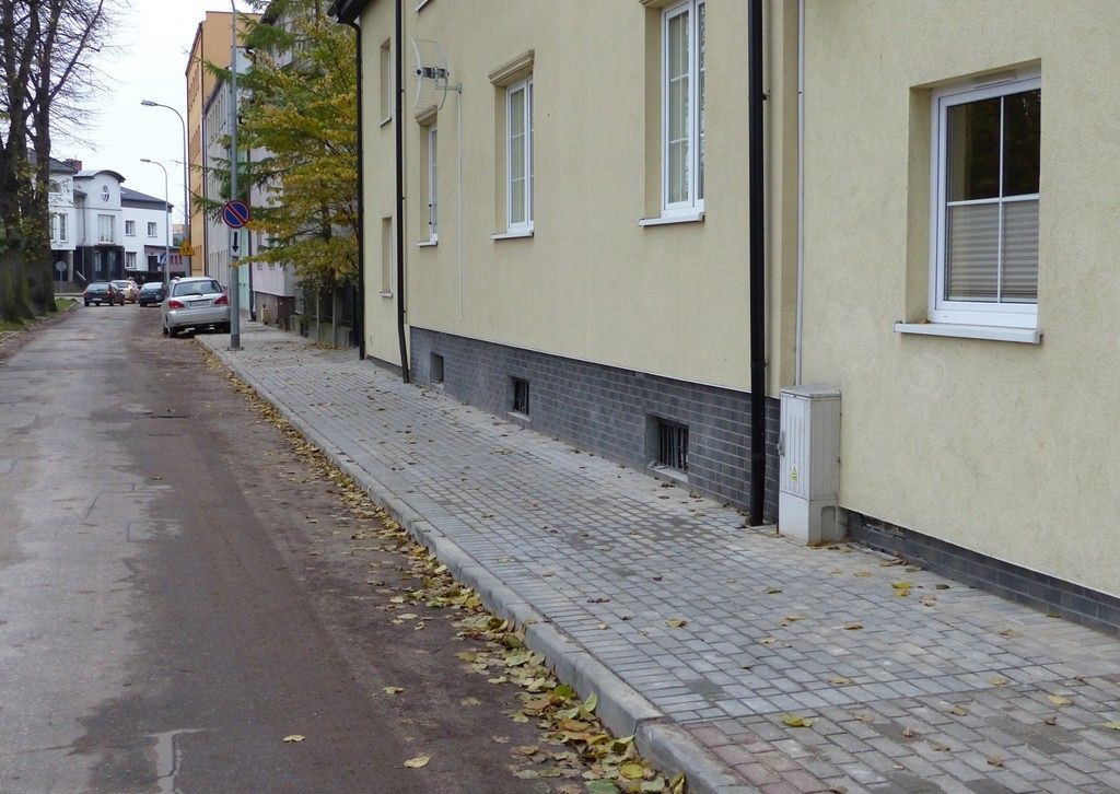 Plac Piastowski z nowym chodnikiem