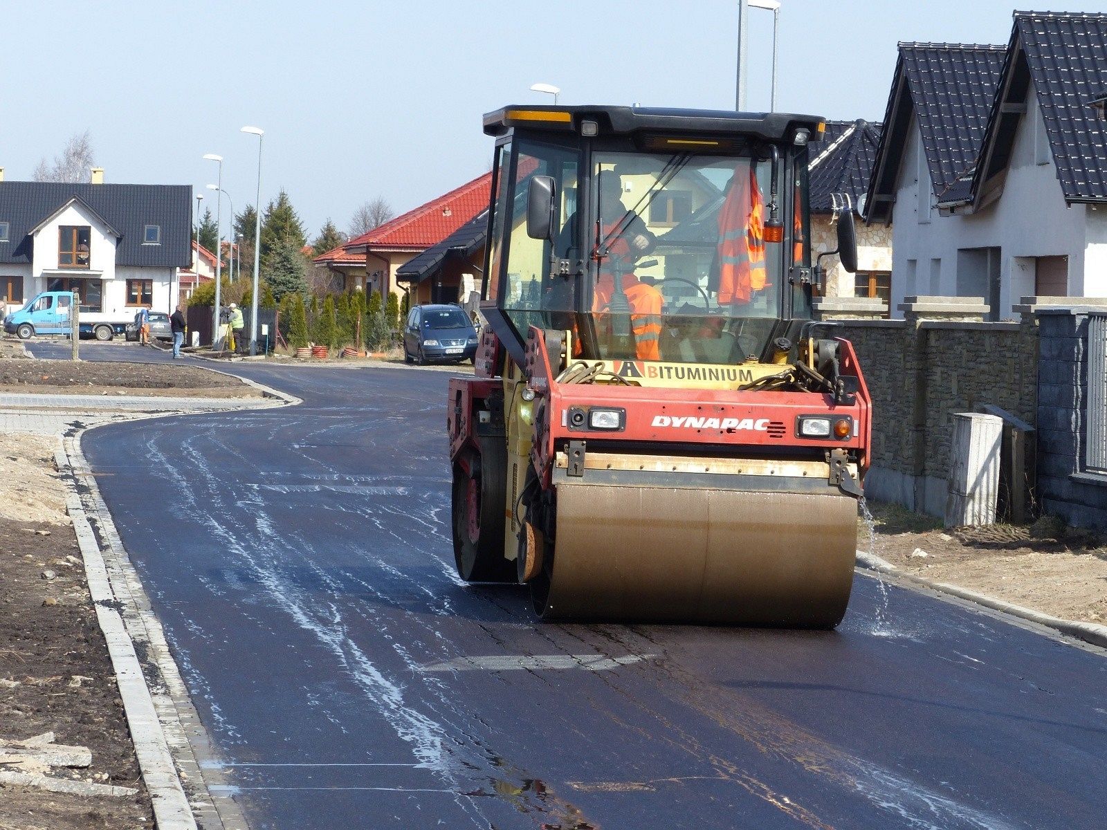 Kładą asfalt na Szarych Szeregów i gen.