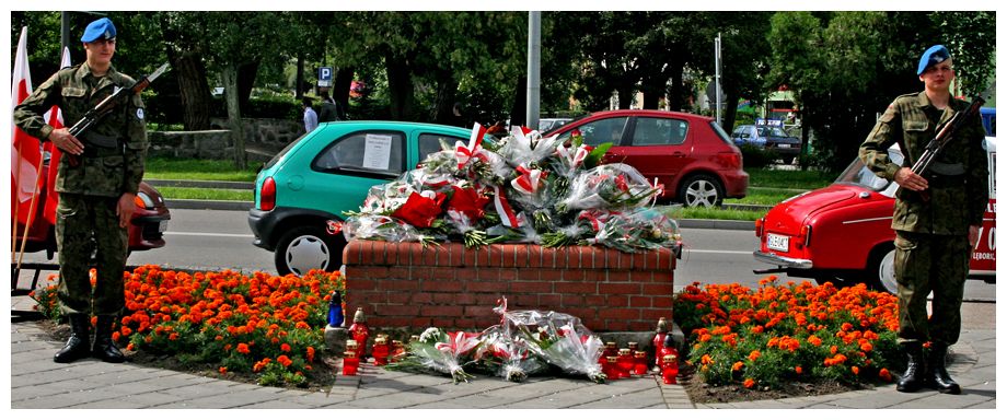 Znicze i kwiaty pamięci w rocznicę wybuchu wojny