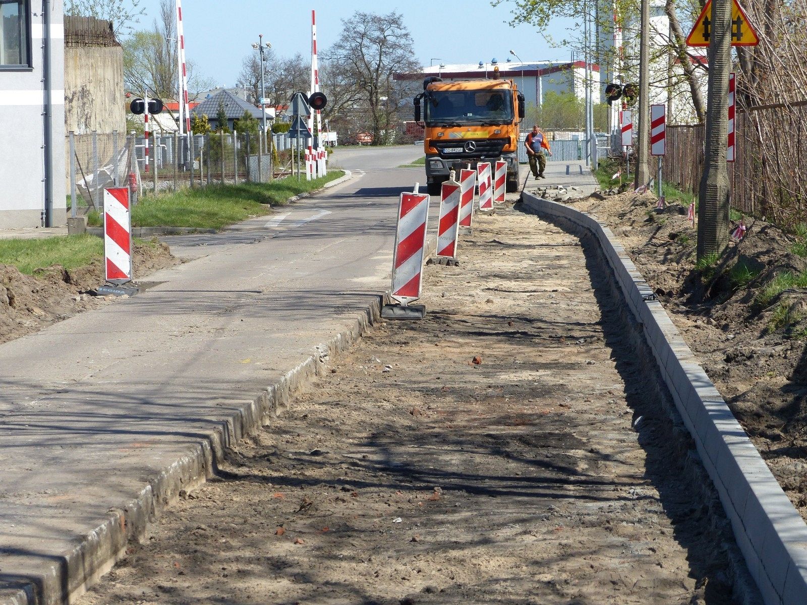 Asfalt zamiast betonowych płyt. Remont Zwarowskiej
