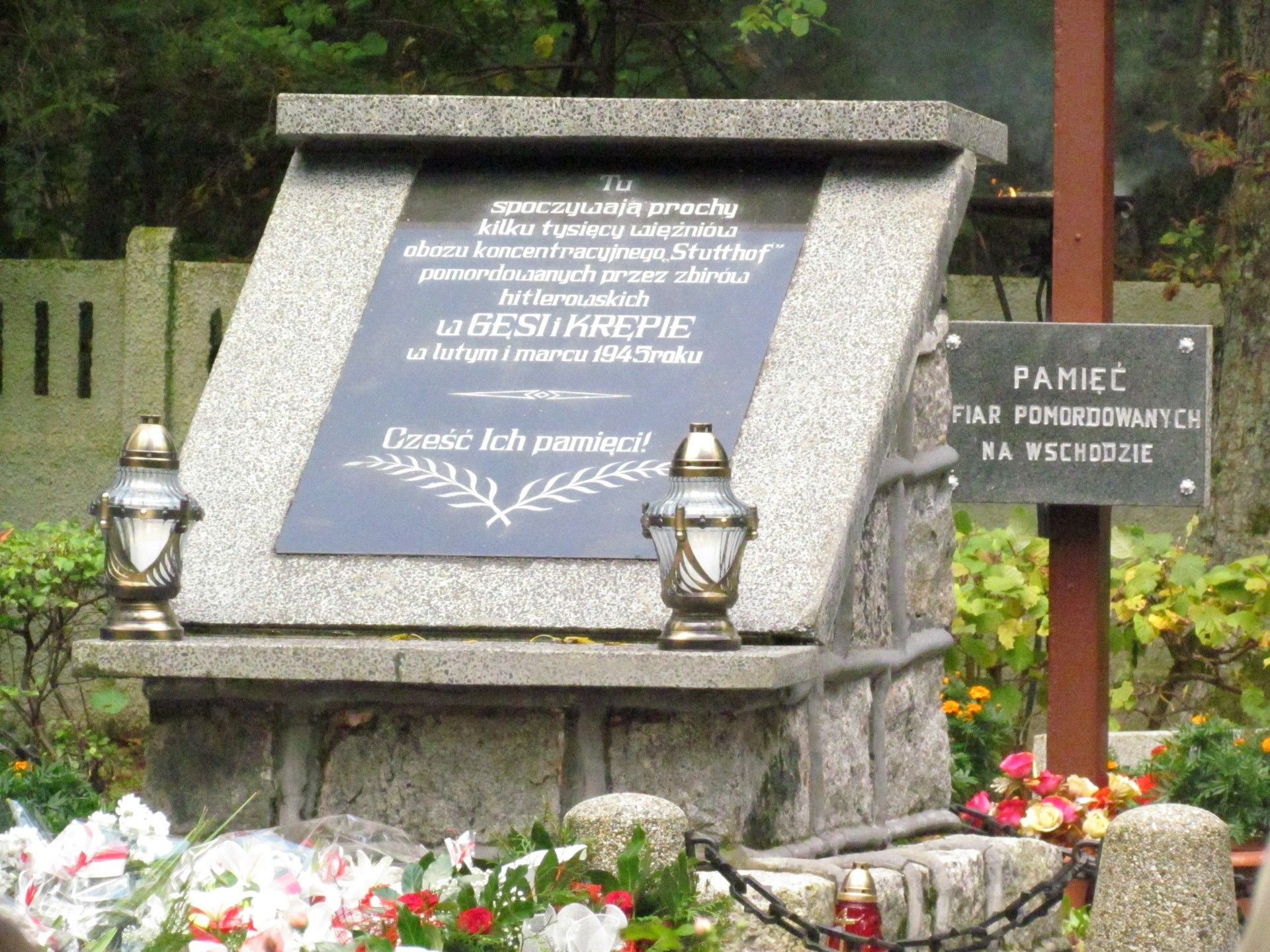 Złożenie kwiatów na grobie Konstantinsa Čakste w