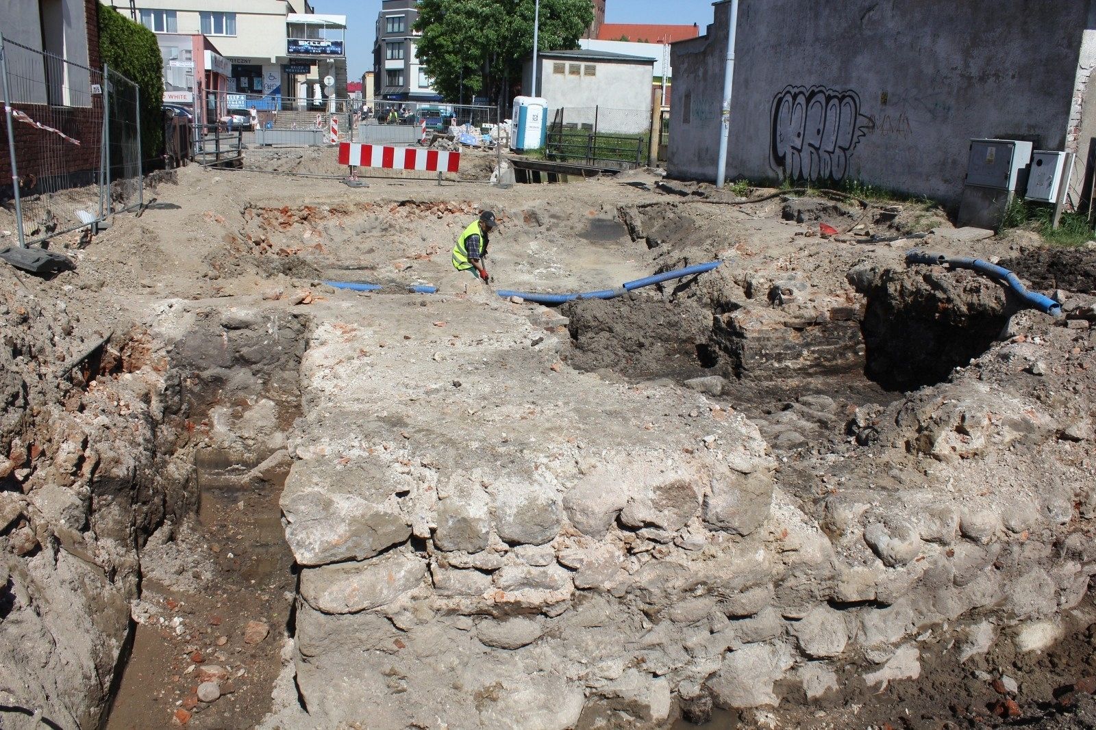 Na Waryńskiego odsłonięto fundamenty