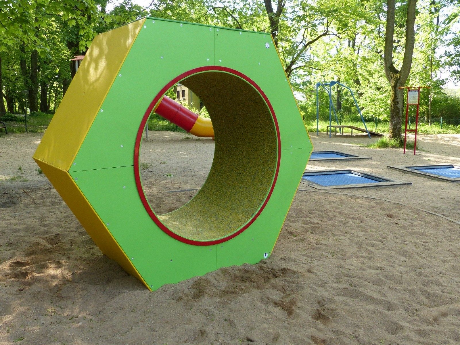 Nowe urządzenia na placu zabaw w Parku Chrobrego