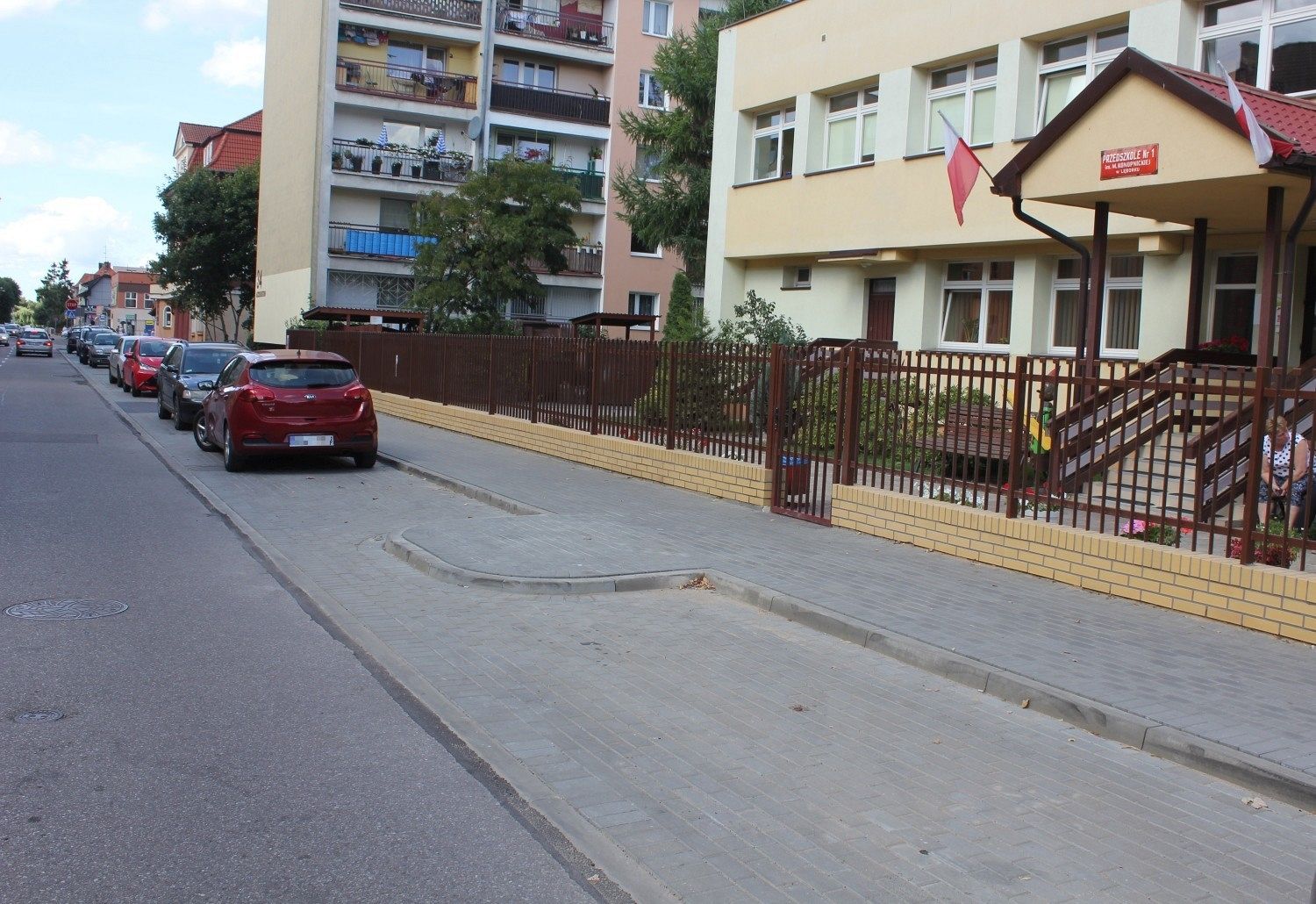 Miejsca parkingowe i bezpieczne przejście przy