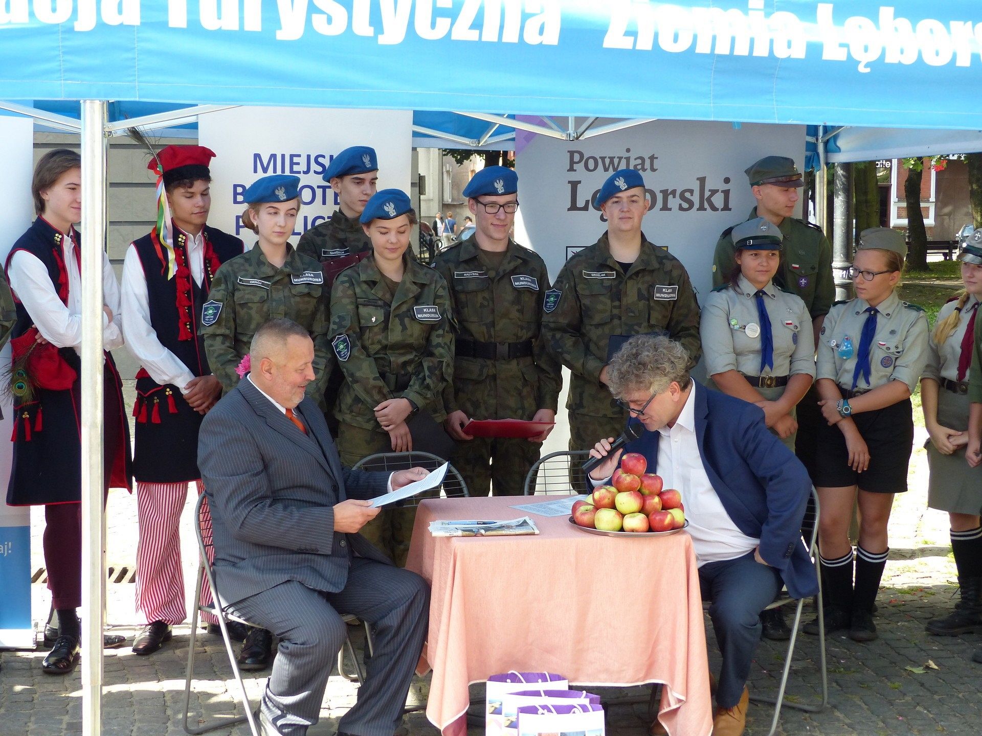 Przy fontannie z żabkami czytali „Przedwiośnie”