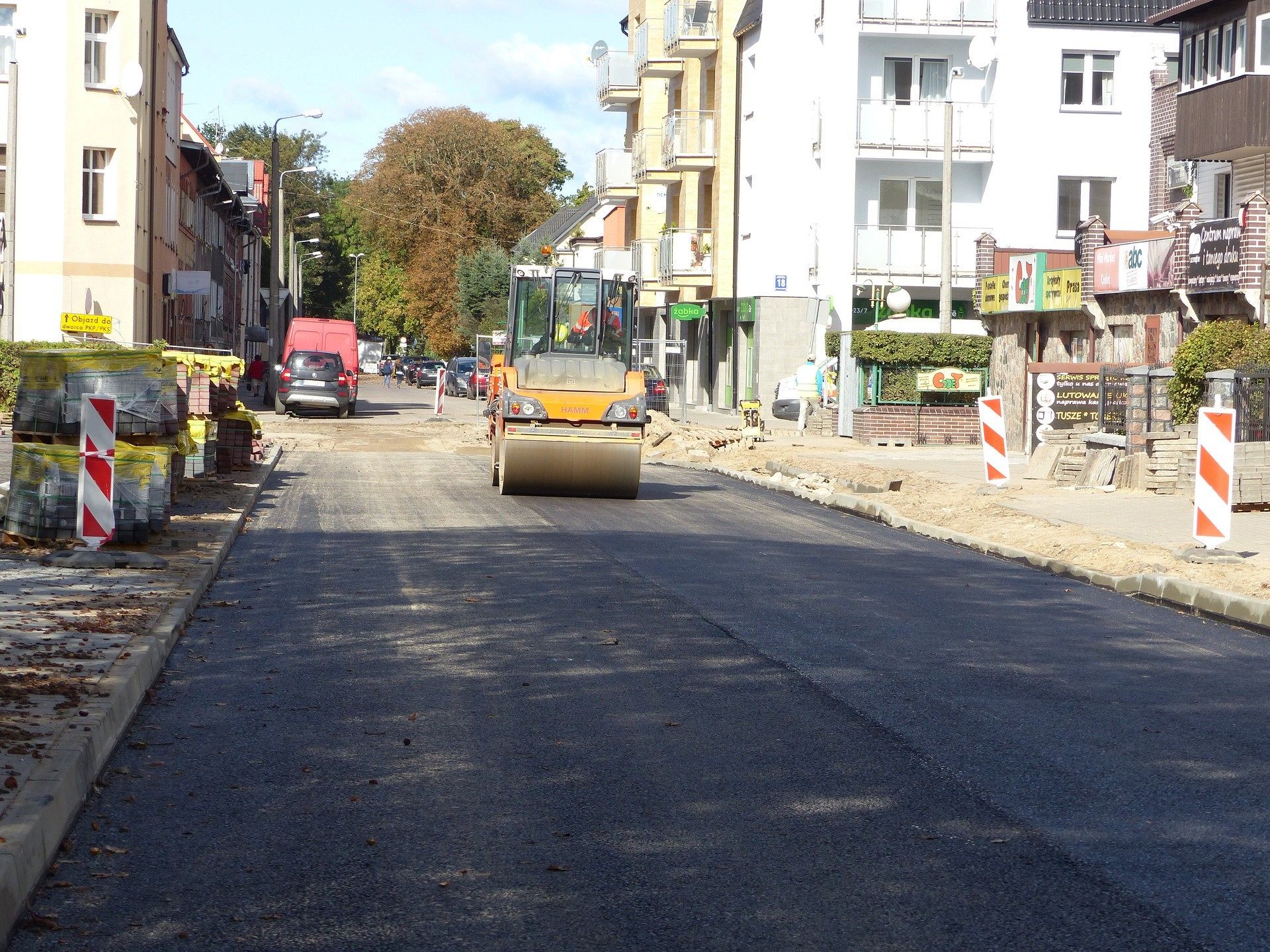 Walce drogowe na Sienkiewicza. Trwa budowa