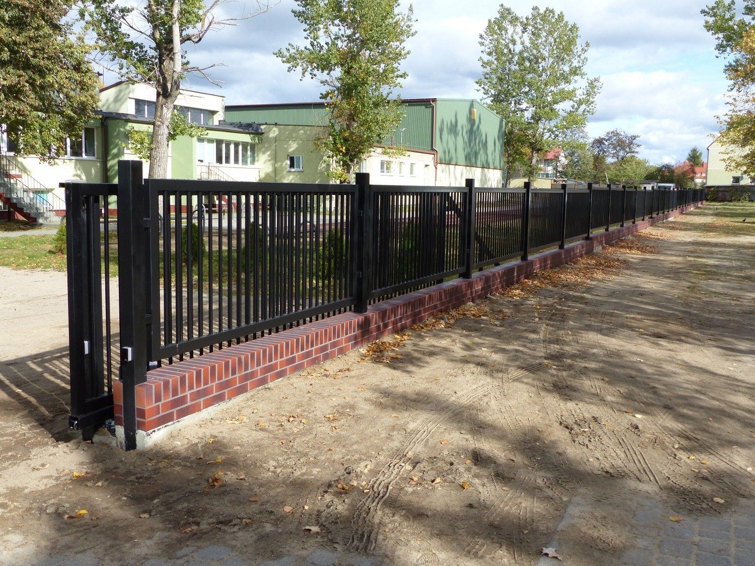 Nowe ogrodzenie i miejsca parkingowe przy SP nr 5