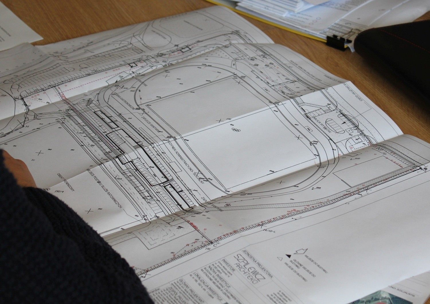 Trybuna na stadionie. Trwają konsultacje z