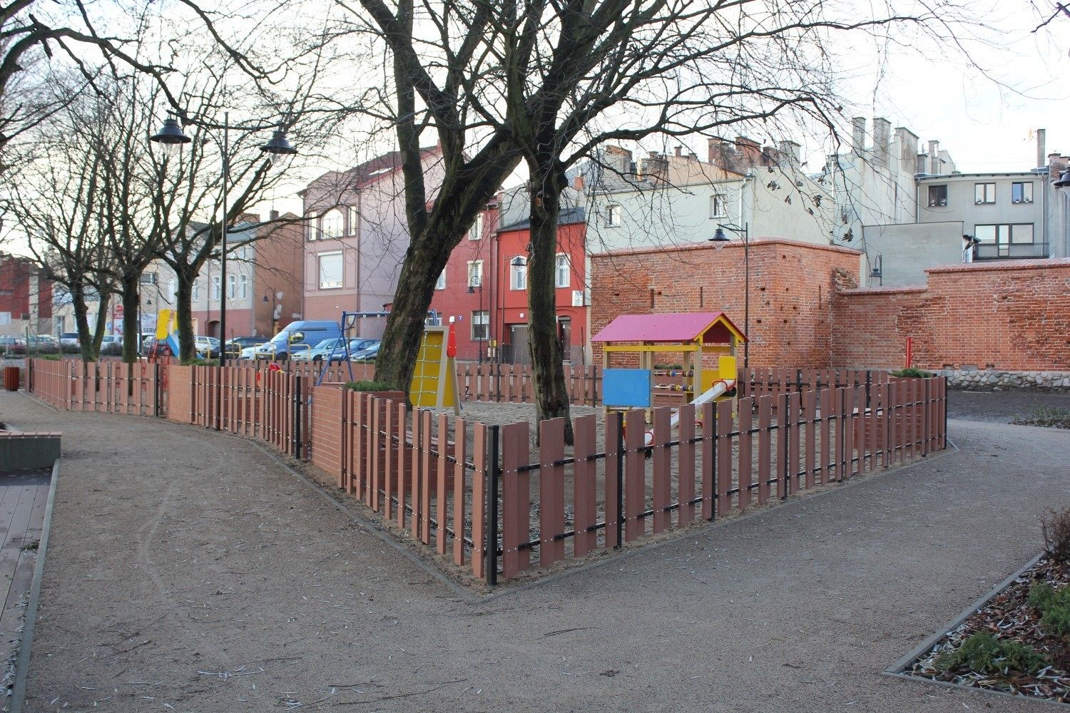 Skwer przy Przymurnej. Zabawa i wypoczynek