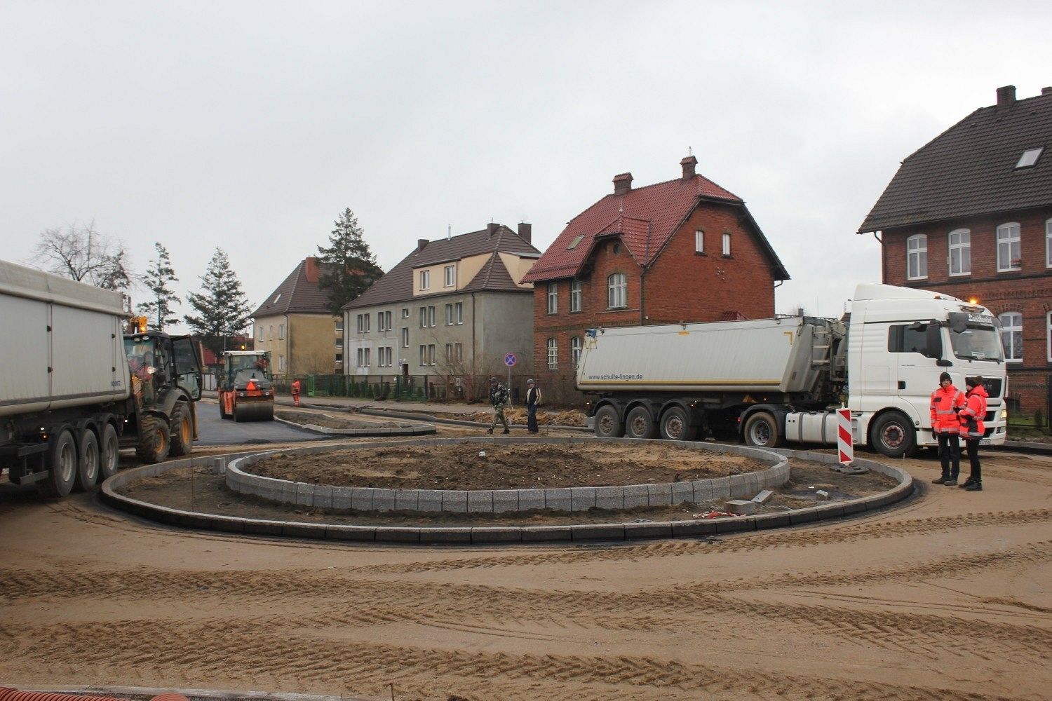Węzeł Przesiadkowy w budowie. Walce drogowe na