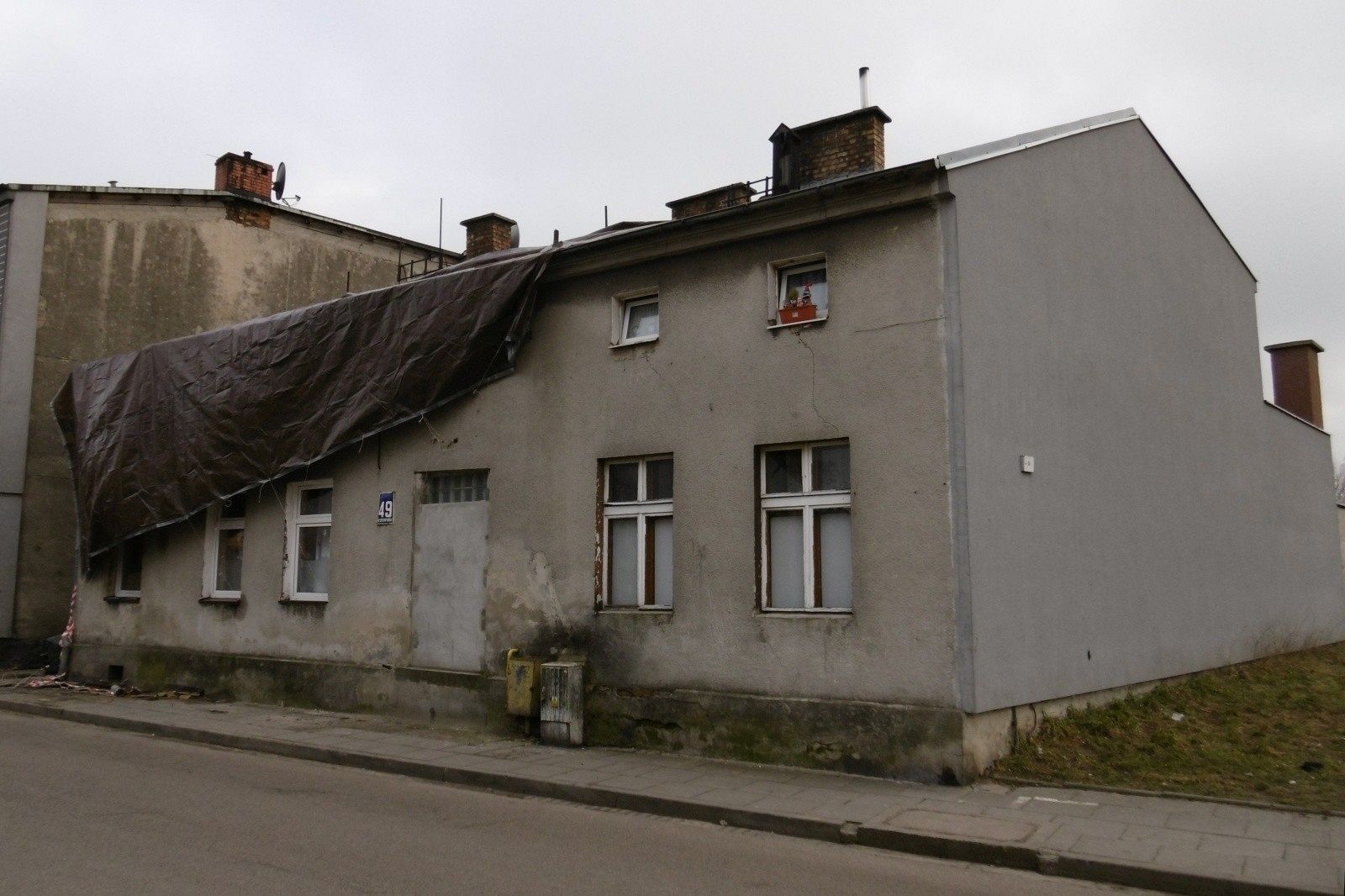 Pomoc dla poszkodowanych pożaru budynku przy ul.