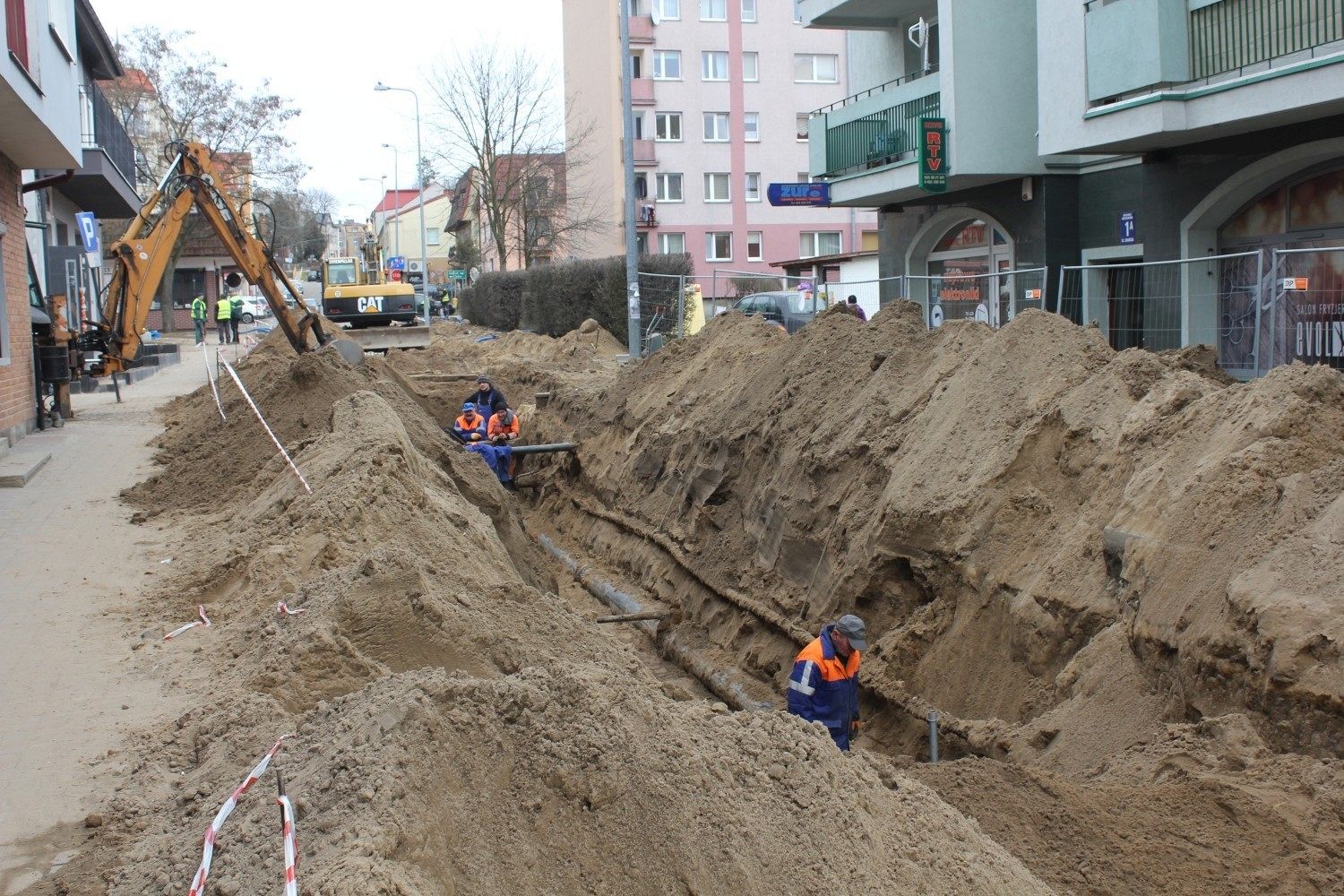 Głębokie wykopy na ulicy Gdańskiej pod kanalizację