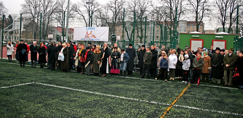 Piłka potoczyła się na murawie Orlika