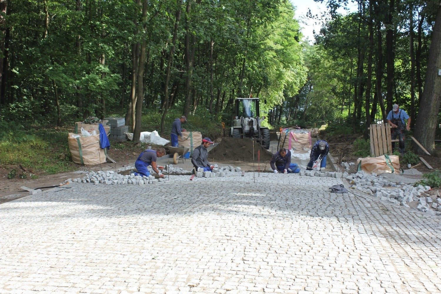 Ulica z parkingiem do wieży w Parku Chrobrego