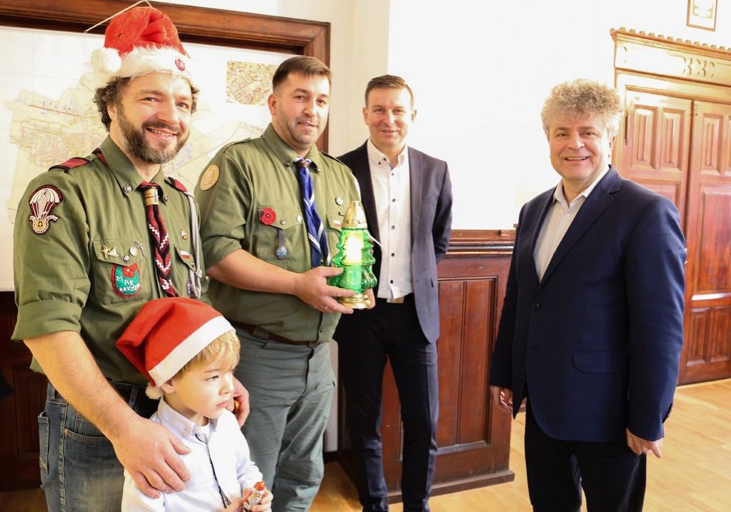 Betlejemskie Światło Pokoju w Ratuszu 17484