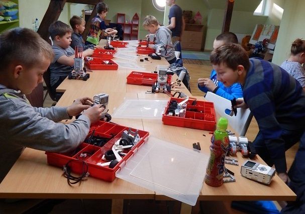 Zajęcia z konstruowania i programowania robotów 22935
