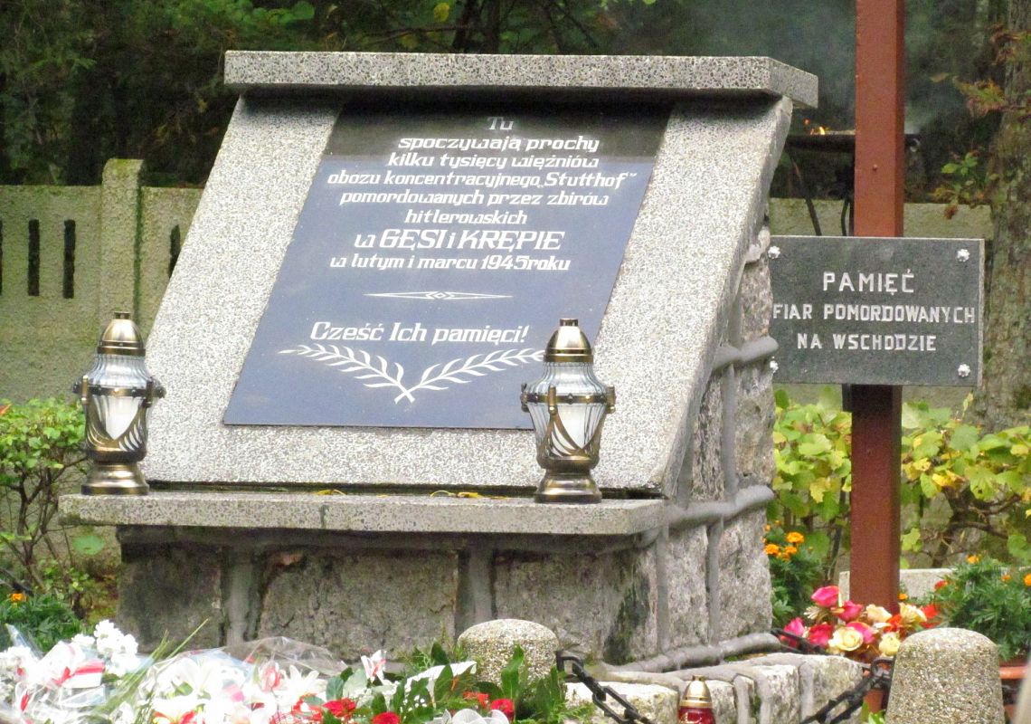 Złożenie kwiatów na grobie Konstantinsa Čakste w 23940