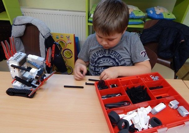 Zajęcia z konstruowania i programowania robotów 24226