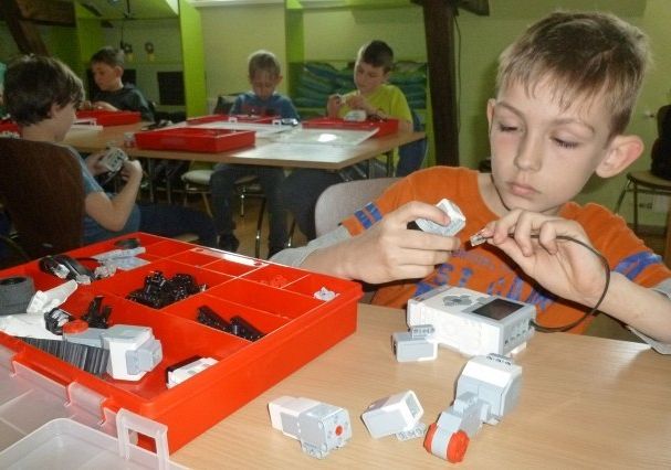 Zajęcia z konstruowania i programowania robotów 24730
