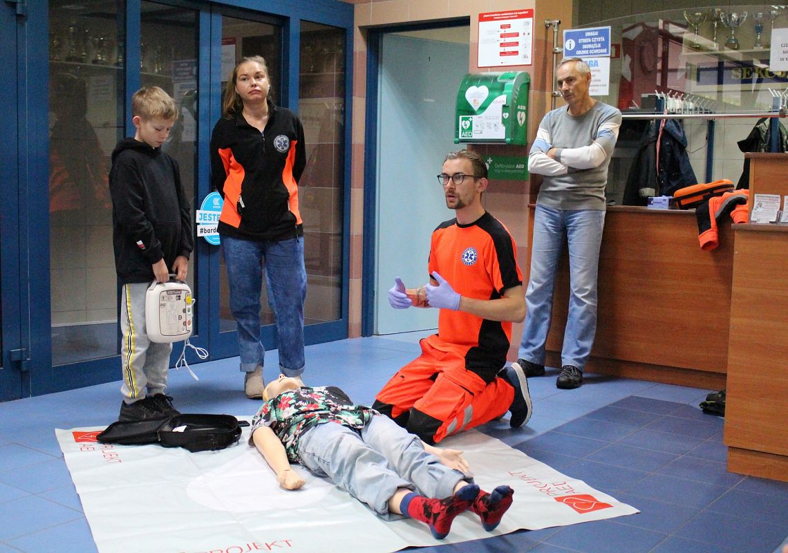 Szkolenie z obsługi defibrylatora AED na dworcu 33139
