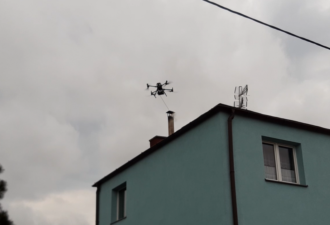 Dron zbada jakość dymu z kominów, a fotopułapka 38356