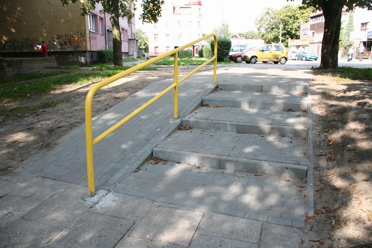 Do parku koło PKS-u nowymi schodkami, do Parku Chrobrego odnowionym mostkiem