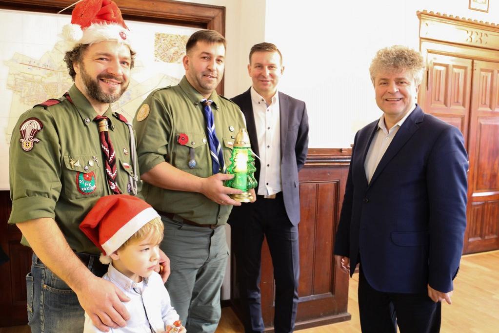 Betlejemskie Światło Pokoju w Ratuszu