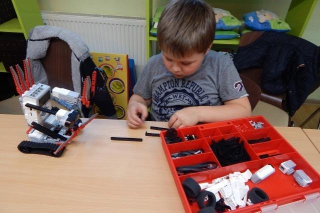 Zajęcia z konstruowania i programowania robotów