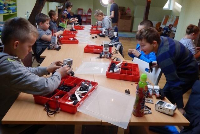Zajęcia z konstruowania i programowania robotów