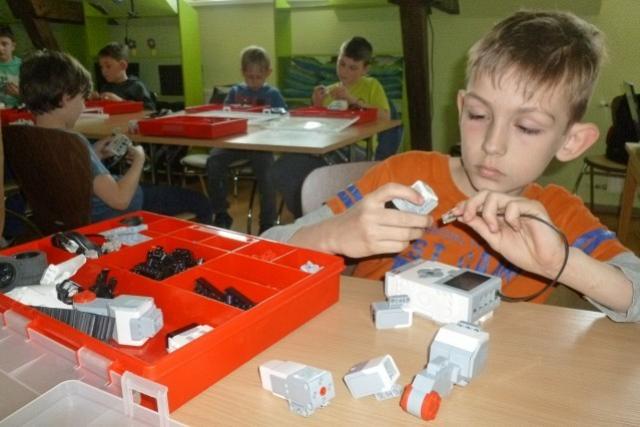 Zajęcia z konstruowania i programowania robotów