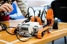 Zajęcia z konstruowania i programowania robotów.